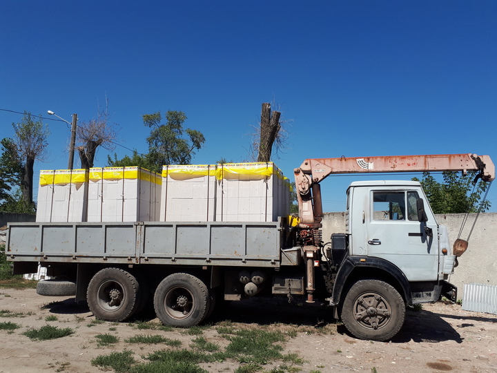 Манипулятор КАМАЗ выгружает газоблок, Салтовка (Харьков)